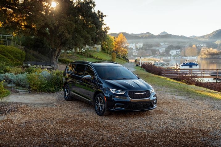 vue trois quart avant de la Chrysler Pacifica 2021 stationnée proche d’une étendue d’eau