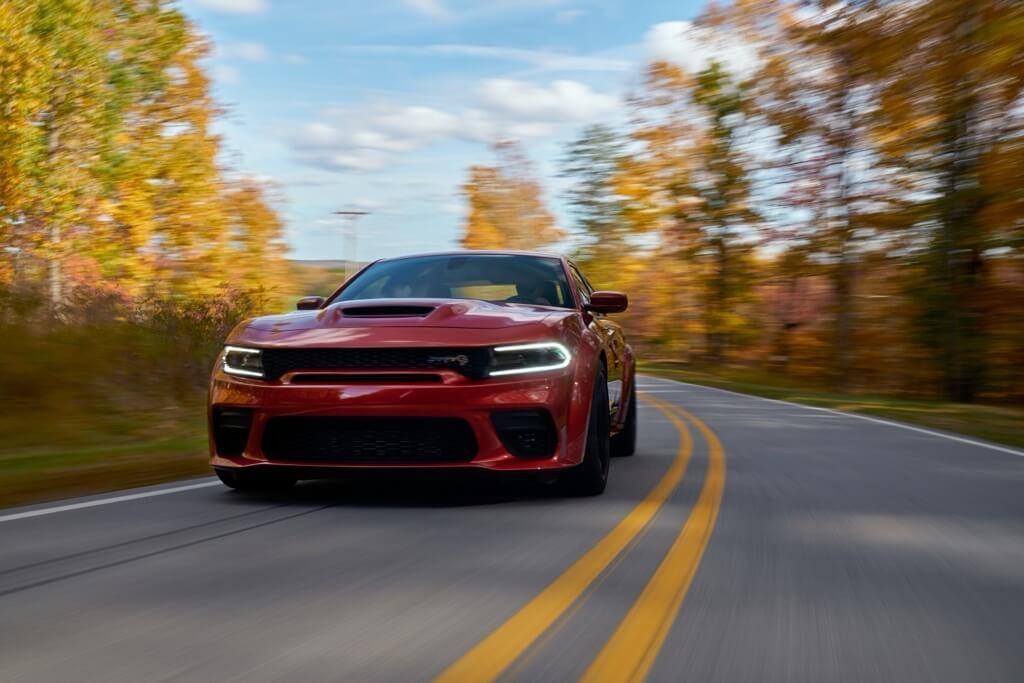 Vue 3/4 avant du Dodge Charger 2021 sur la route.