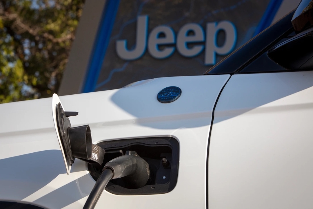 Gros plan sur la prise de recharge d’un Jeep Grand Cherokee 4xe connecté à une borne.