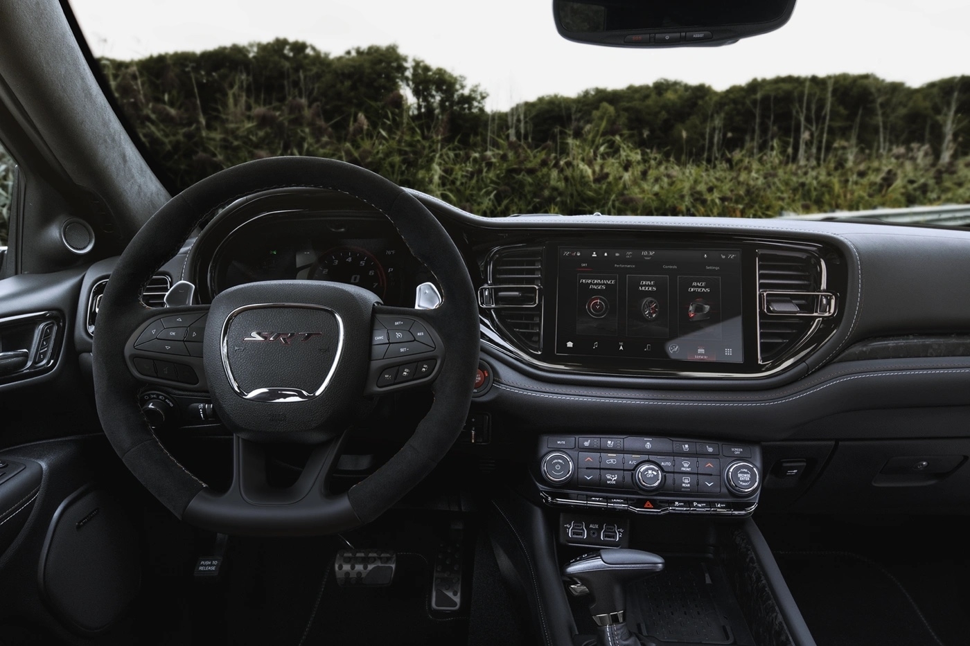 Vue intérieure du tableau de bord et volant SRT du Dodge Durango 2025.