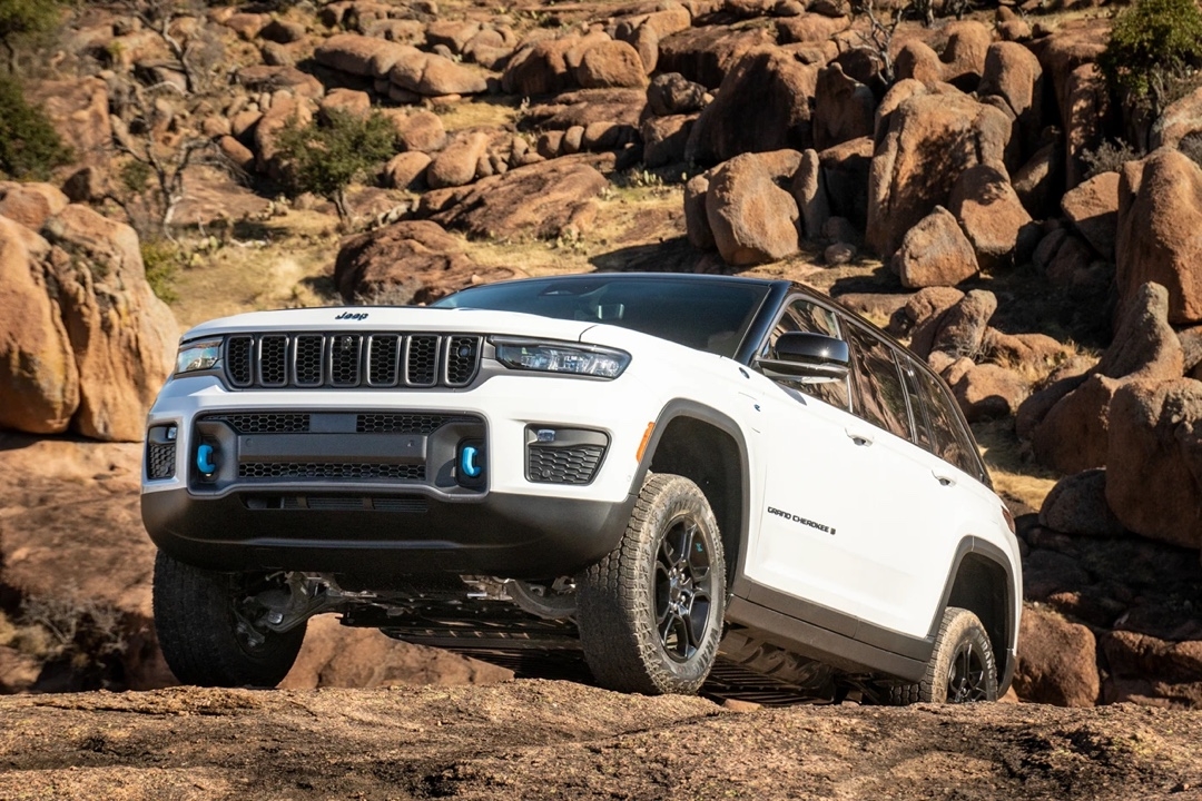 Jeep Grand Cherokee 4xe Trailhawk franchissant des rochers dans un sentier hors route.