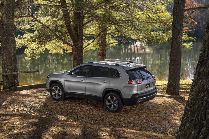 vue latérale arrière du Jeep Cherokee 2021 stationné proche d’une étendue d’eau