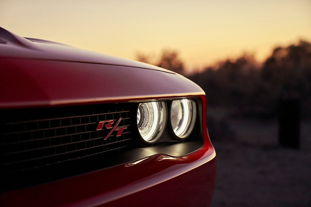 Phare avant droit du Dodge Challenger 2021.