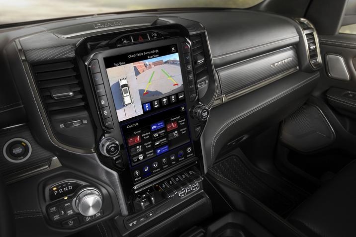 le Uconnect 4C avec écran 12 pouces du RAM 1500 Laramie Longhorn 2020
