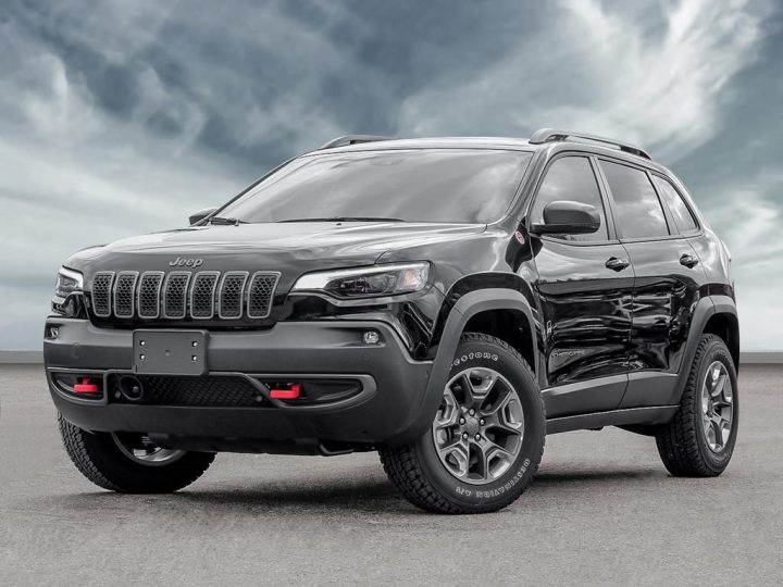 Grand plan du Jeep Cherokee Trailhawk Elite 2020 sous le ciel nuageux