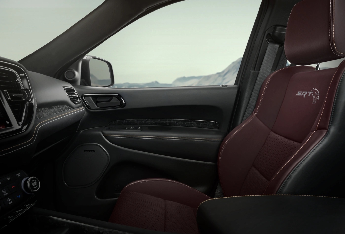 Sièges en cuir rouge SRT du Dodge Durango 2025 avec surpiqûres contrastantes.