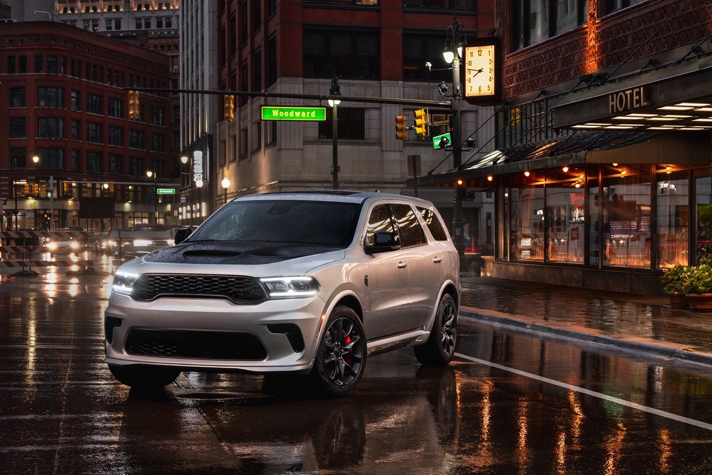 Dodge Durango SRT Hellcat 2025 garé en ville sous la pluie avec éclairage nocturne.