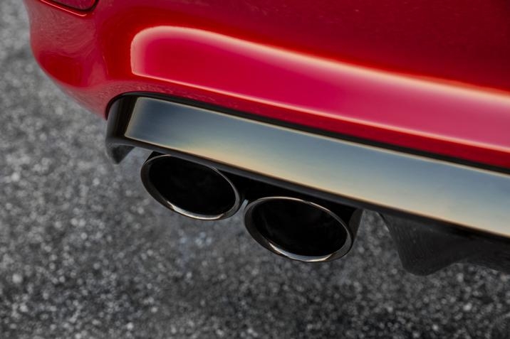 Vue rapprochée de l'échappement du Jeep Grand Cherokee Trackhawk 2021