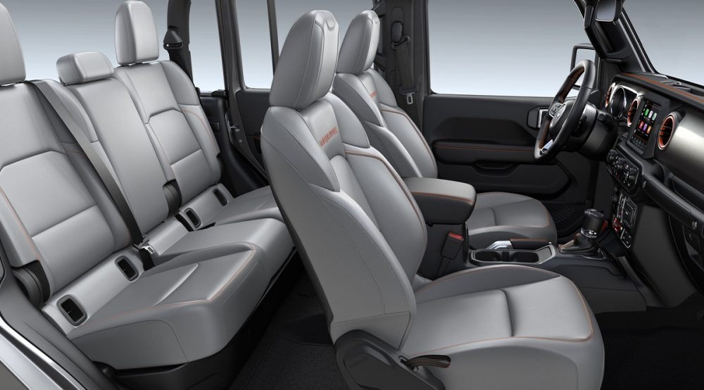 Sièges baquets garnis de cuir gris acier avec rembourrage sport et coutures contrastantes orange Copperhead du Jeep Gladiator Mojave 2020